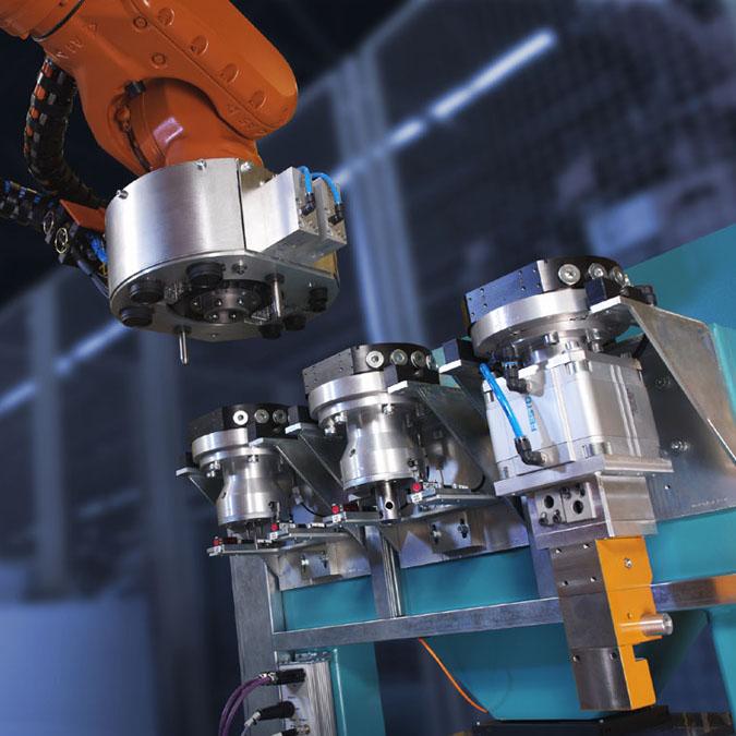 Endbearbeitung von geblasenen Kunststoffteilen