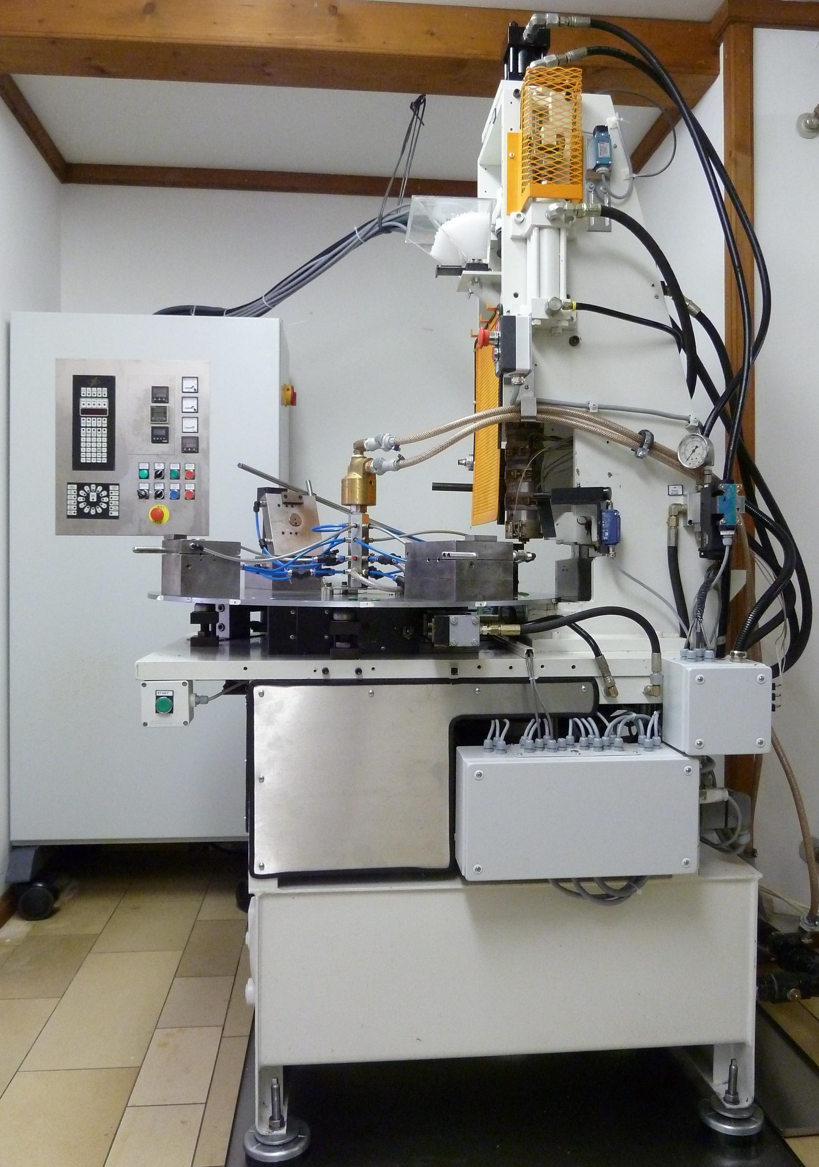 Senkrechte Spritzgiessmaschine mit Rundtisch